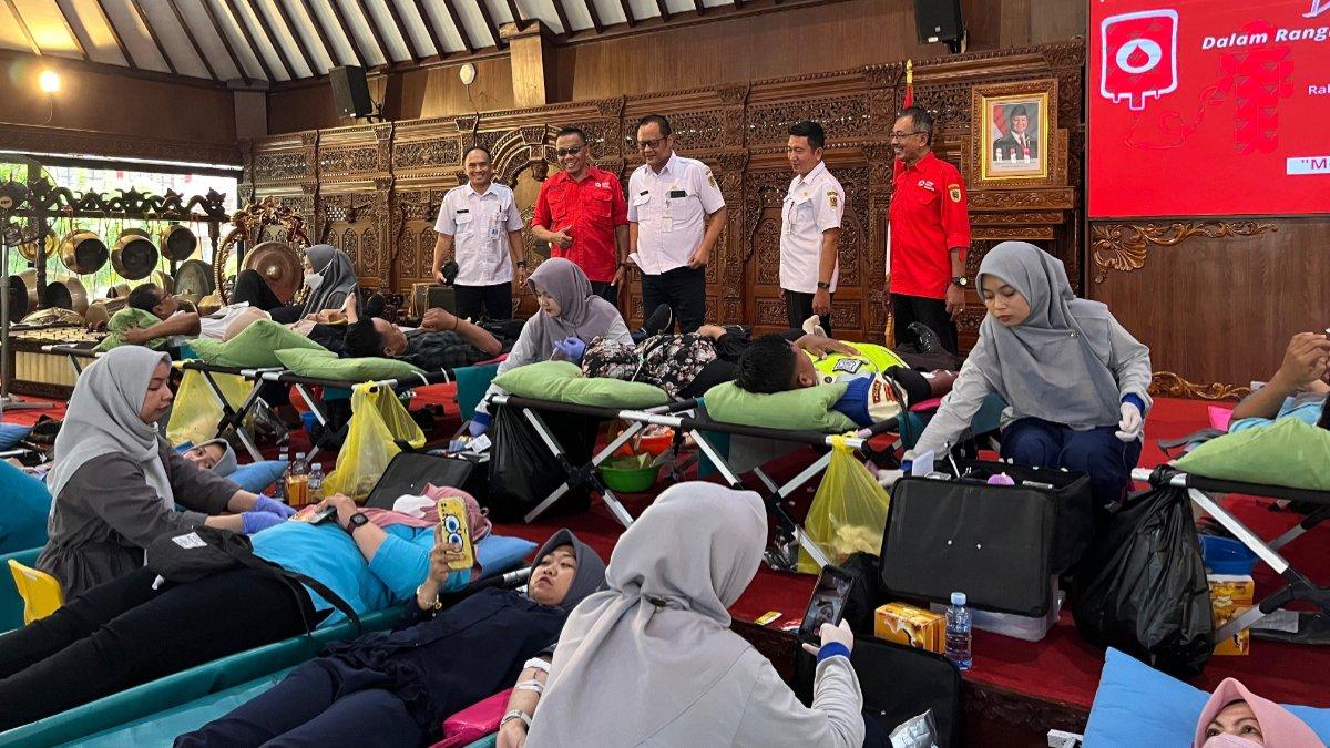 Kegiatan donor darah yang digelar oleh Dinkes dan PMI Klaten dalam rangka memeriahkan HKN ke-60 di Pendopo Pemkab Klaten, pada Rabu (6/11/2024).
