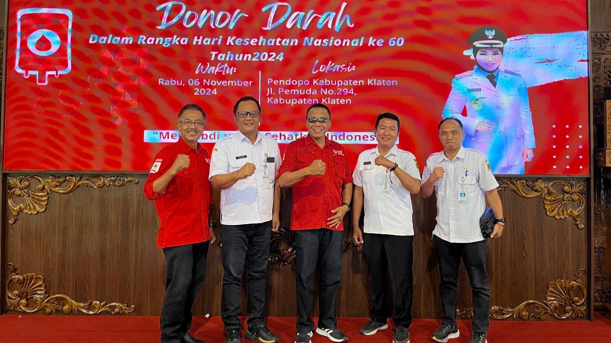 Kegiatan donor darah yang digelar oleh Dinkes dan PMI Klaten dalam rangka memeriahkan HKN ke-60 di Pendopo Pemkab Klaten, pada Rabu (6/11/2024).