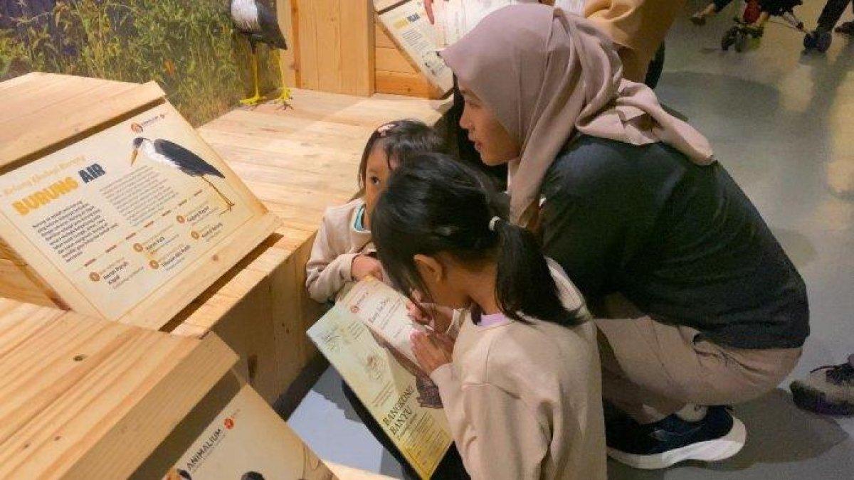 TEMPAT WISATA BOGOR - Kegiatan edukasi yang dilakukan pengunjung mulai dari anak-anak hingga dewasa di tempat wisata Animalium BRIN Bogor. Di sini wisatawan dapat belajar tentang satwa secara kekinian. (Asri Yuningsih/Sekolah Vokasi IPB)