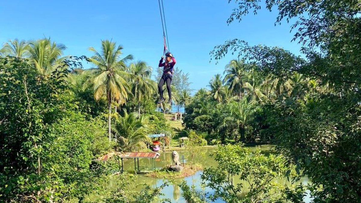 WISATA BENGKULU: Kegiatan seru bermain flying fox di Taman Wisata Wahana Surya, Bengkulu