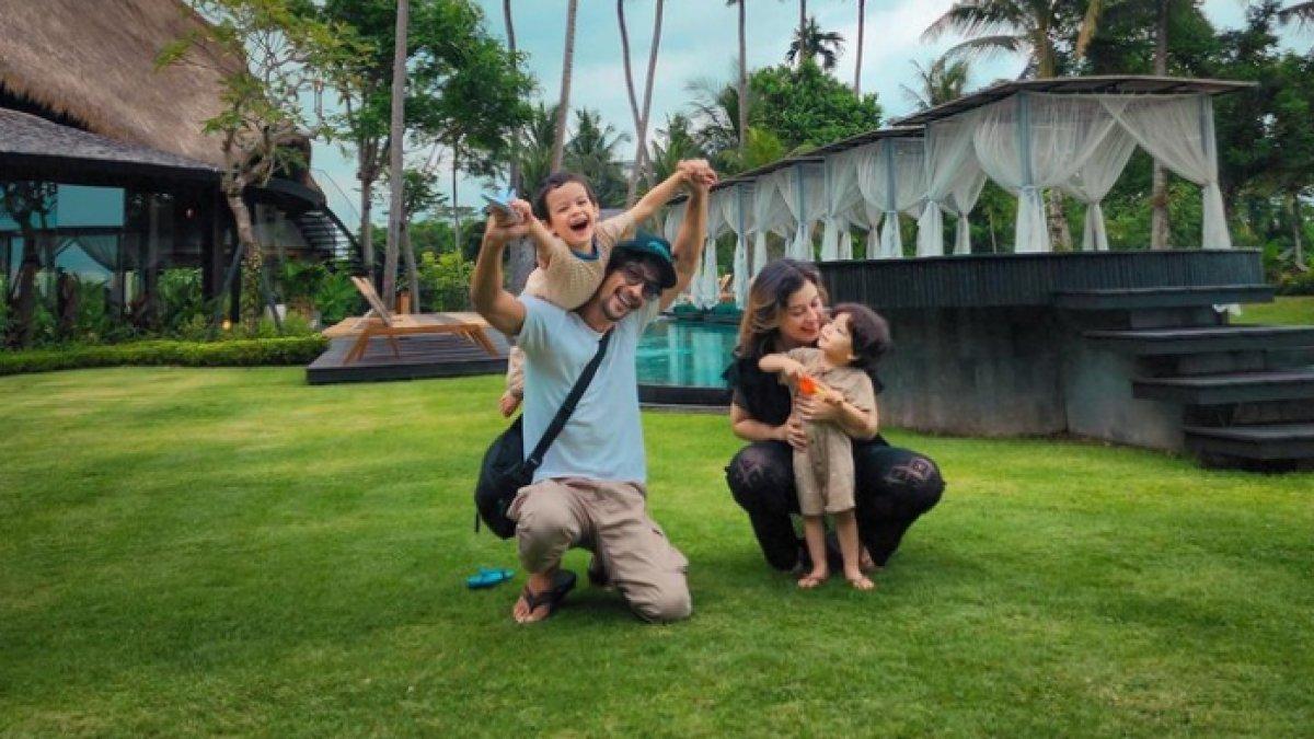 Keharmonisan Kimberly Ryder dengan Edward Akbar.