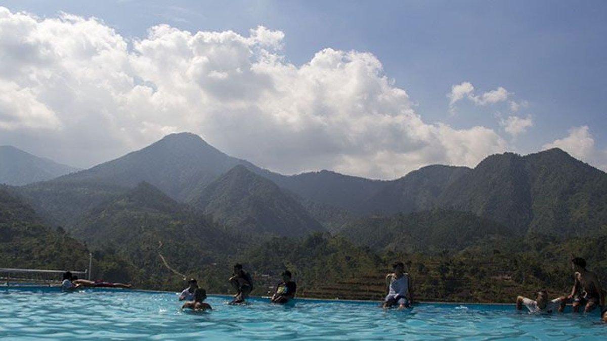 PESONA WISATA WONOGIRI - Keindahan Kolam Renang Soko Langit dengan latar belakang Pergunungan Lawu Selatan.