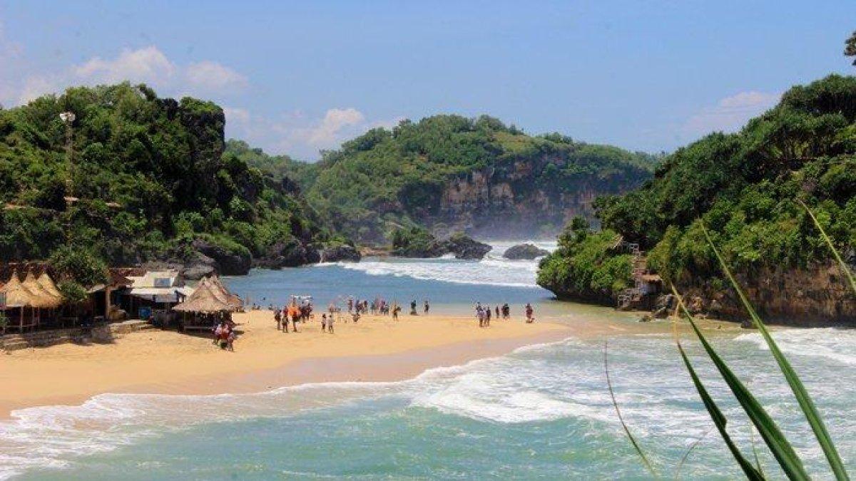 INDAHNYA PANTAI DRINI - Keindahan Pantai Drini di Kabupaten Gunungkidul, DIY. dilihat dari Bukit Watu Kodok. Wisatawan yang berlibur di pantai selatan Pulau Jawa khususnya pantai selatan di sekitar Daerah Istimewa Yogyakarta (DIY) perlu mewaspadai rip current atau arus balik jika sedang mandi di pantai.