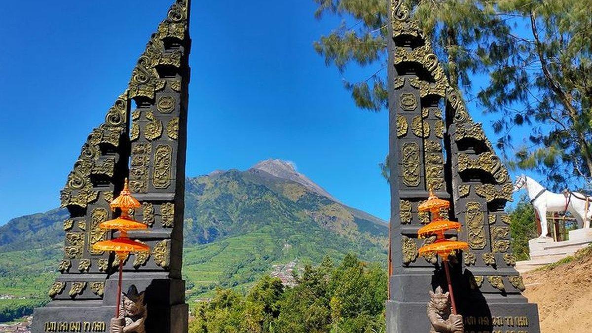 WISATA DI BOYOLALI - Keindahan gapura di Bukit Sanjaya Selo, Boyolali berlatar lanskap pegunungan.