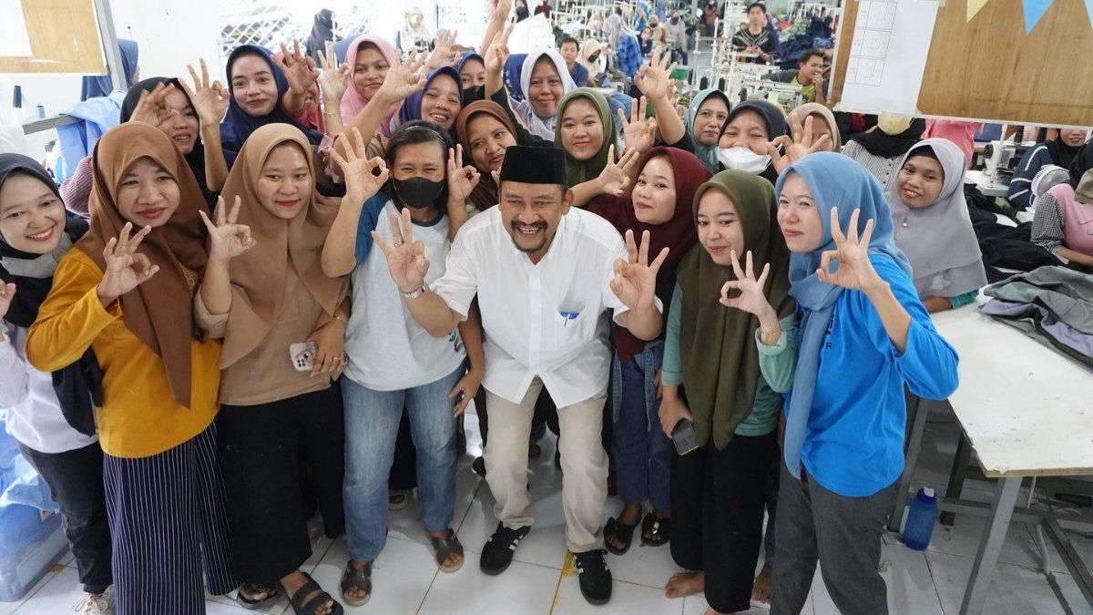 BUPATI PEMALANG - Foto Anom Widiyantoro bersama buruh dokumen Instagram (8/4/2025). Anom Widiyantoro bupati terpilih Pilkada Pemalang 2024.