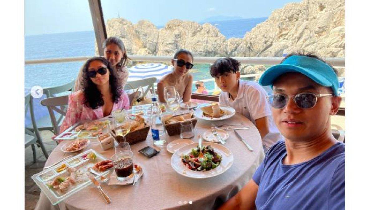 Keluarga Aninda Bakrie liburan