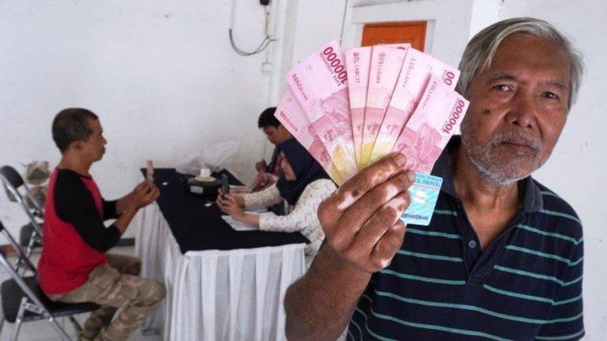 Keluarga Penerima Manfaat (KPM) menerima bantuan sosial (bansos) dari Bantuan Pangan Non Tunai (BPNT) dan Program Keluarga Harapan (PKH) di Kantor Pos Besar, Jalan Asia Afrika, Kota Bandung, Jawa Barat, Jumat (10/5/2024).