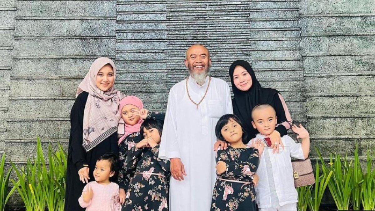 Keluarga Syekh Pujiono, dua istri dan lima anaknya, kompak