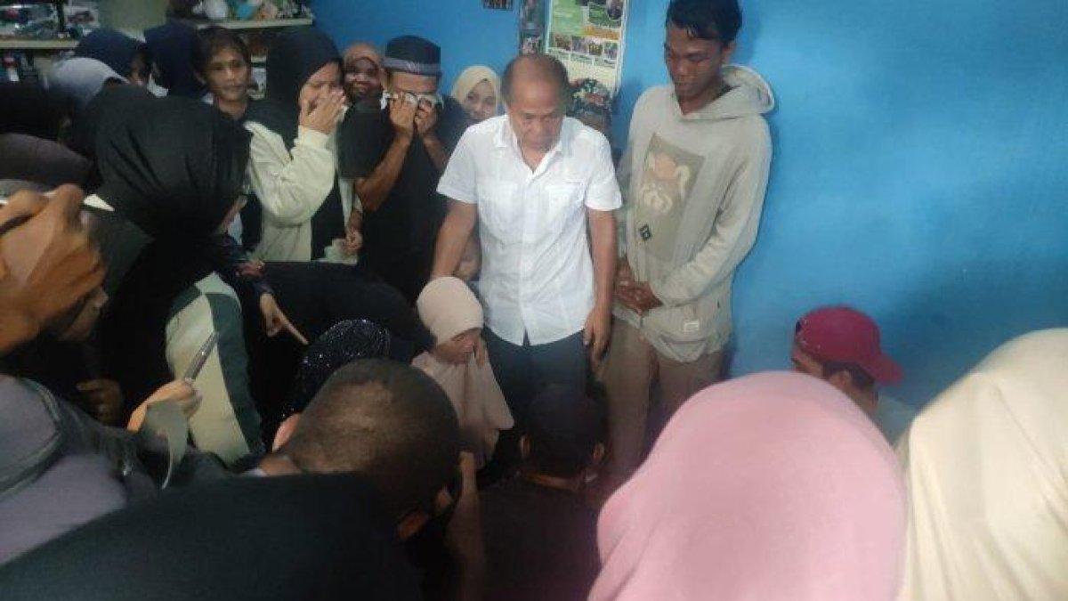 Keluarga almarhum Dimas Aditya menangis histeris