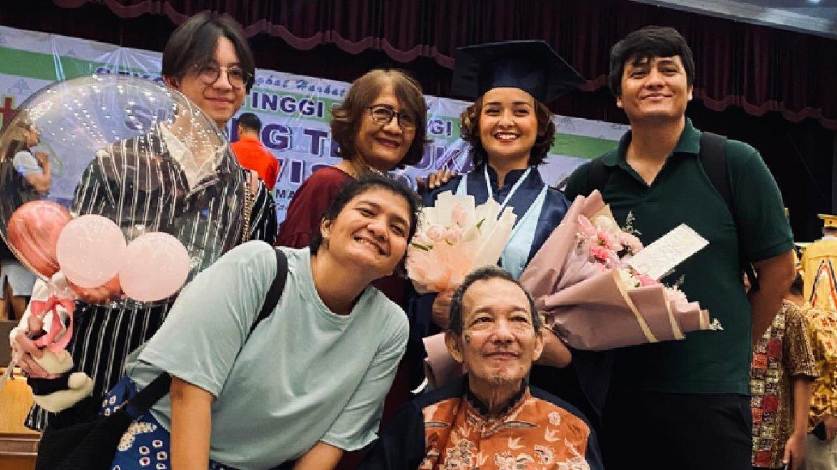 Keluarga besar saat hadiri acara wisuda Joanna Alexandra.