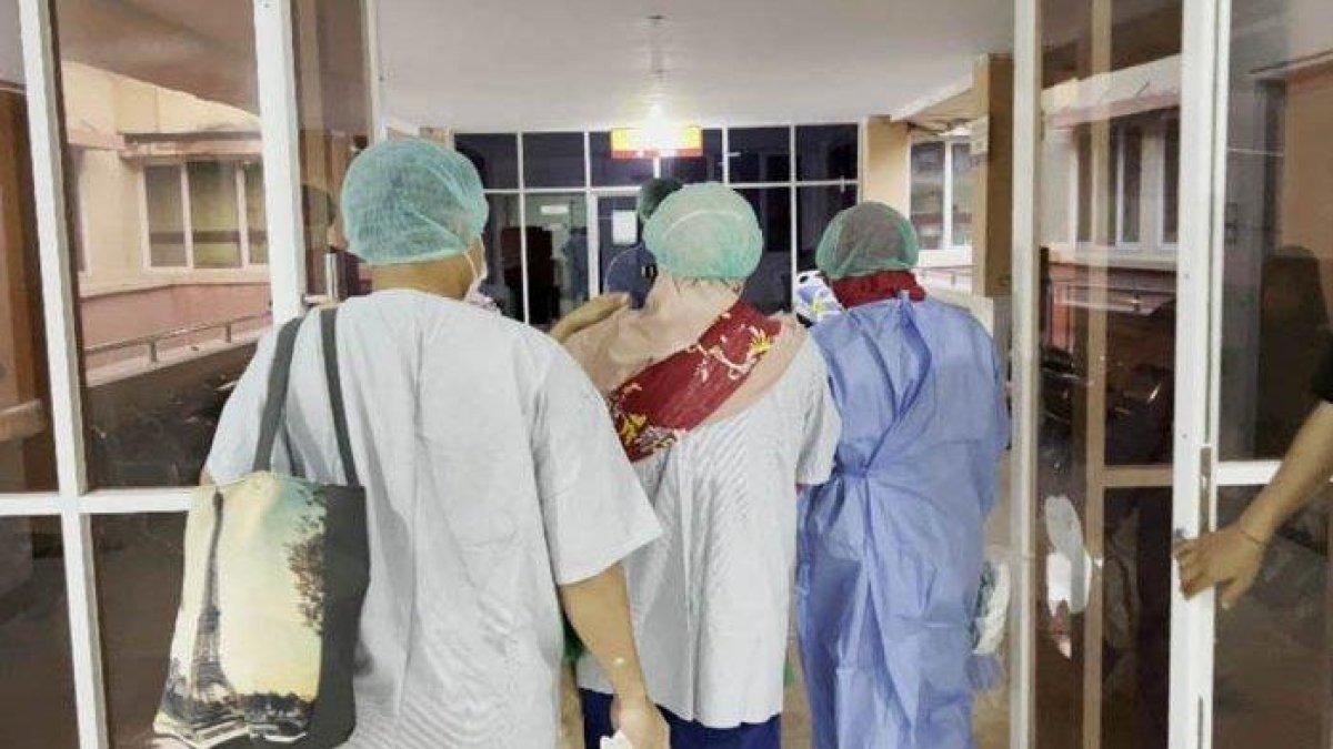Keluarga saat mengantarkan bayi kembar siamnya sebelum operasi