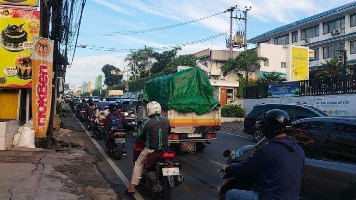 PROGRAM WALI KOTA DEPOK - Kemacetan di Jalan Raya Sawangan depan Pesantren Al-Hamidiyah, Pancoran Mas. Pemerintah Kota (Pemkot) Depok mengalokasikan anggaran hingga Rp 80 miliar untuk pembebasan lahan pelebaran Jalan Raya Sawangan.