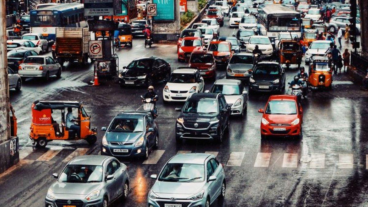 Kemacetan kendaraan adalah masalah transportasi juga pencemaran udara di kota.