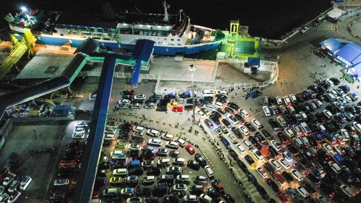 Foto udara kendaraan calon pemudik menunggu antrean di Pelabuhan Merak, Cilegon, Banten, Minggu (7/4/2024) dini hari. Pada puncak arus mudik lebaran 2024, ribuan kendaraan roda empat sudah memadati Pelabuhan Merak untuk menyeberang menuju Pelabuhan Bakauheni.