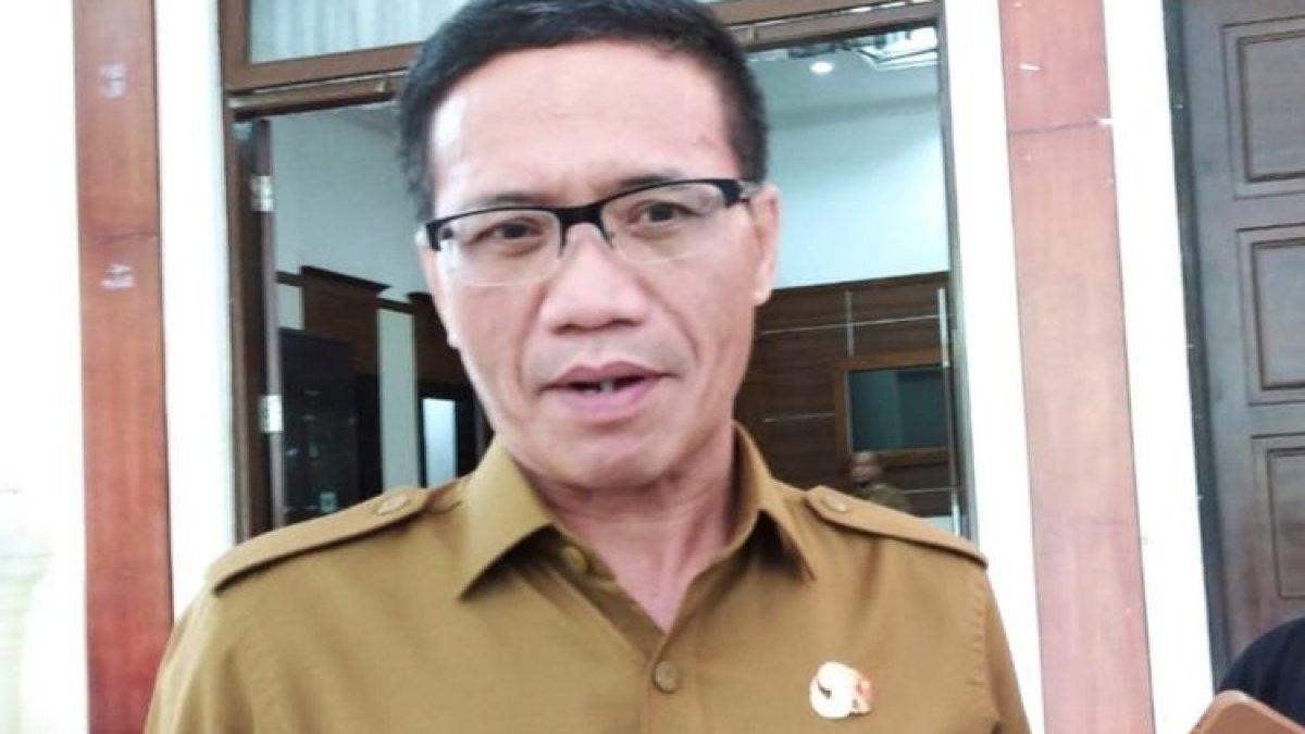 Kepala BKD Banten Nana Supiana saat diwawancara wartawan di Pendopo Gubernur Banten. Senin (11/12/2023).