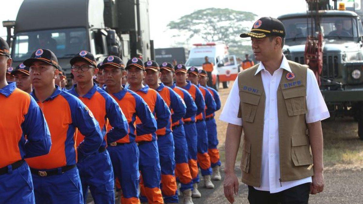Kepala BNPB, Doni Monardo memeriksa angggotanya saat gladi bersih HUT ke-74 TNI di Lanud Halim Perdanakusuma, Jakarta, Kamis (3/10/2019).
