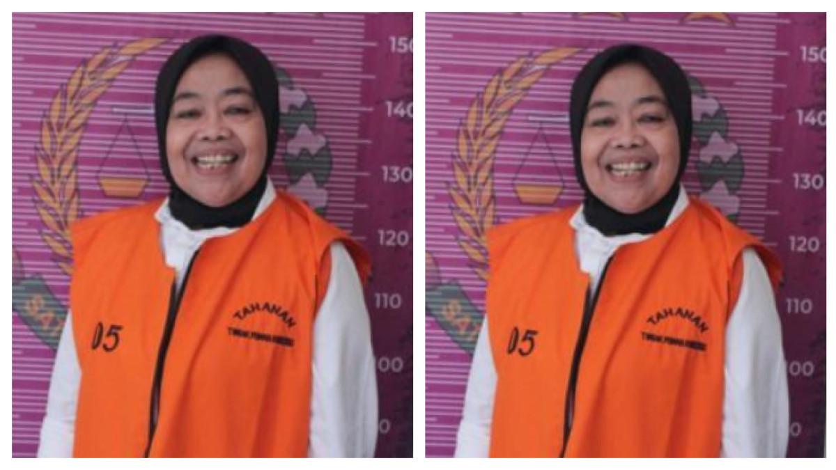 TERSANGKA KORUPSI - Kepala Desa Cikujang, Kabupaten Sukabumi, Heni Mulyani, tersenyum lebar saat difoto memakai rompi tahanan pidsus Kejari Kab Sukabumi. Heni ditetapkan tersangka kasus korupsi dana desa, Senin (28/7/2025).