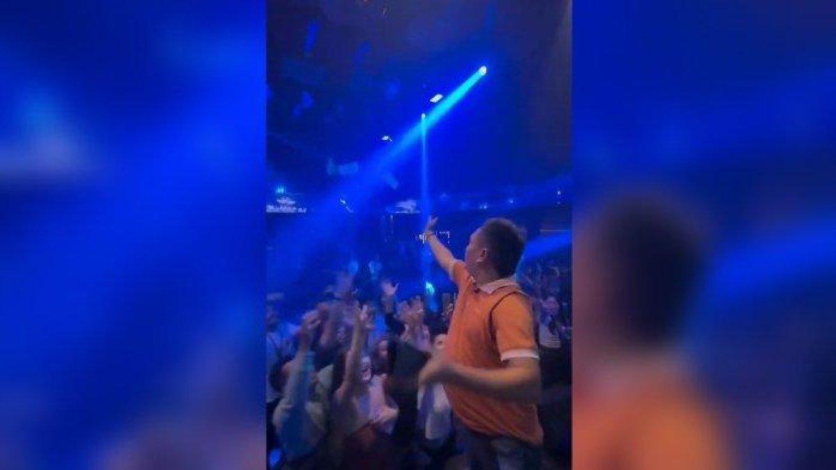 KADES SAWER UANG - Sebuah video yang diduga memperlihatkan aksi seorang kepala desa (kuwu) di Kabupaten Cirebon menyawer uang di klub malam viral di media sosial. Ia kemudian dipanggil DPMD Kabupaten Cirebon