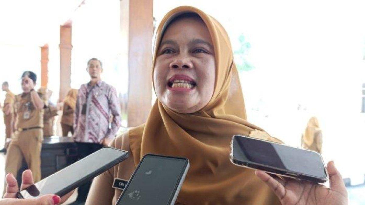 100 HARI KEJAR - Kepala Dinas Koperasi dan UKM Kabupaten Blitar, Sri Wahyuni, saat wawancara dengan wartawan beberapa waktu lalu. Pada Selasa (15/4/2025), Sri mengatakan sedang menyiapkan pembentukan Koperasi Merah Putih.
