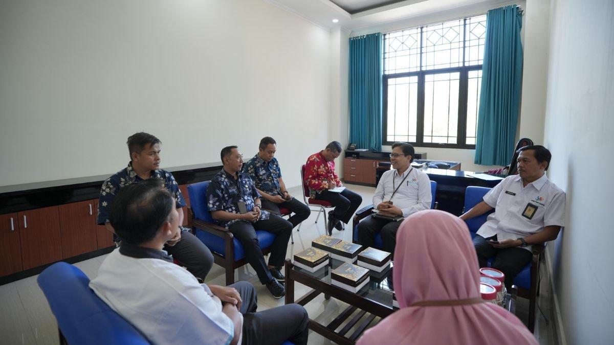 INFO KLATEN - Kepala Diskominfo Klaten Aris Pramana bersama jajaran menerima kunjungan BPS Klaten bahas program Desa Cantik Statistik di ruang kerjanya, gedung Diskominfo Klaten, pada Selasa (16/4/2025). 