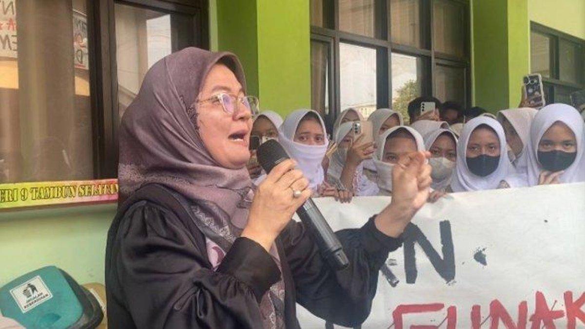 KEPALA SEKOLAH DINONAKTIFKAN - Kepala SMAN 9 Tambun Selatan, Kurniawati dinonaktifkan oleh Gubernur Jawa Barat, Dedi Mulyadi. Ia sempat didemo oleh para murid.


Artikel ini telah tayang di TribunJabar.id dengan judul Sosok Kurniawati, Kepala SMAN 9 Tambun Selatan yang Dipecat Dedi Mulyadi, Para Pelajar Merayakan, https://jabar.tribunnews.com/2025/06/05/sosok-kurniawati-kepala-sman-9-tambun-selatan-yang-dipecat-dedi-mulyadi-para-pelajar-merayakan?page=all.
Penulis: Salma Dinda Regina | Editor: Salma Dinda Regina