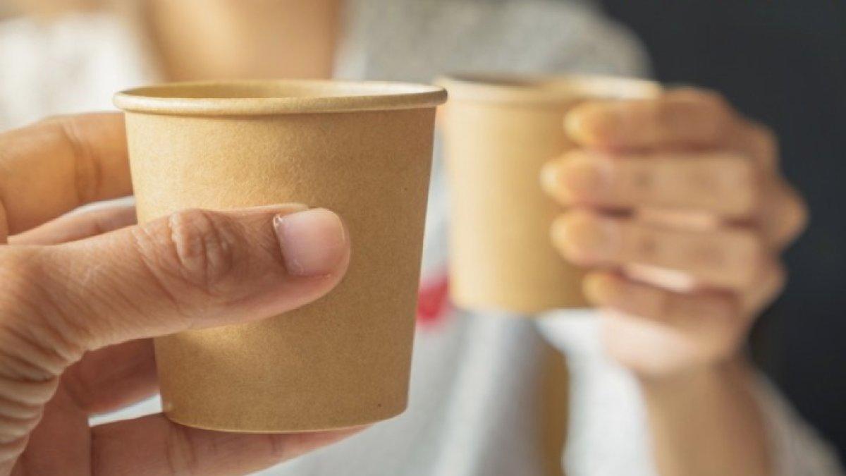Dia diduga menuangkan kopi berukuran besar senilai 180  yen (Rp 18.000) dalam cangkir kopi ukuran biasa senilai 110 yen atau sekitar Rp 11.000