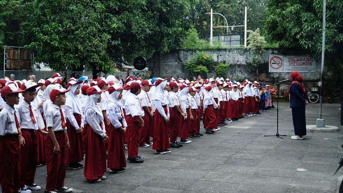 MPLS 2025 - Kepala sekolah memberikan arahan saat pertama masuk sekolah di SD Negeri Palmerah 07 Pagi, Jakarta Barat, Senin (14/7/2025). Masa Pengenalan Lingkungan Sekolah (MPLS) dilaksanakan serentak di seluruh Indonesia.