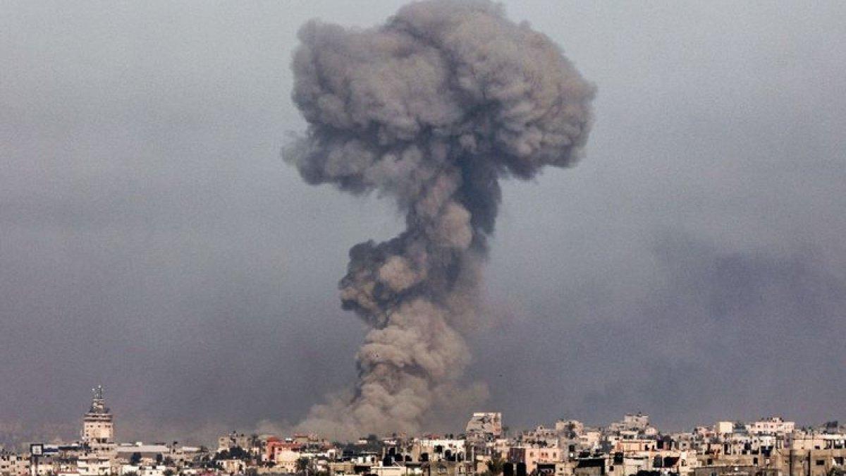Kepulan asap mengepul di atas Khan Yunis dari Rafah di jalur Gaza selatan selama pengeboman Israel pada 8 Januari 2024 di tengah konflik yang sedang berlangsung antara Israel dan kelompok militan Hamas Palestina.