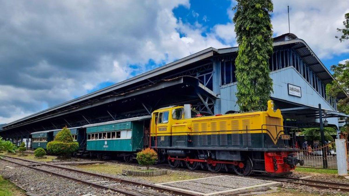 PESONA WISATA SEMARANG - Kereta Wisata di Museum Kereta Api Ambarawa.