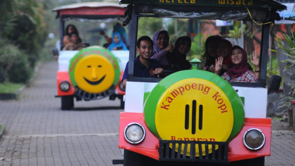 PESONA WISATA SEMARANG - Kereta wisata di Kampoeng Kopi Banaran.