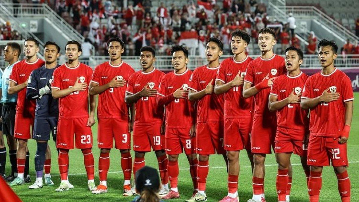 Kesebelas pemain Indonesia berdiri menyanyikan lagu kebangsaannya sebelum dimulainya pertandingan perebutan tempat ketiga Piala Asia U23 AFC Qatar 2024 antara Irak dan Indonesia di Stadion Abdullah Bin Khalifa di Doha pada 2 Mei 2024. Timnas Indonesia akan melawan Guinea dalam play-off jelang Olimpiade 2024.