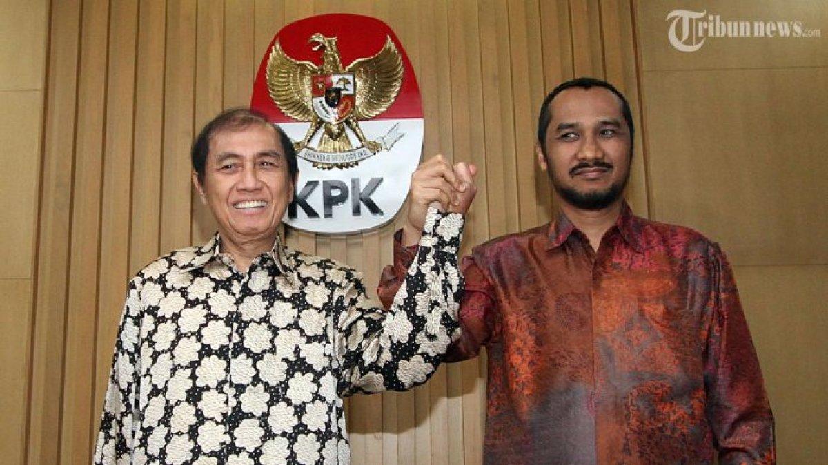 EKS KETUA BPK - Ketua Badan Pemeriksa Keuangan Hadi Poernomo (kiri) menyerahkan Laporan Hasil Perhitungan Kerugian Negara terkait kasus skandal korupsi Bank Century kepada Ketua Komisi Pemberantasan Korupsi Abraham Samad (kanan) di Kantor Komisi Pemberantasan Korupsi di Jakarta, Senin (23/12/2013). BPK melansir kerugian negara sebesar Rp 7 trilyun terkait pemberian Fasilitas Pendanaan Jangka Pendek (FPJP) dari Bank Indonesia dan penetapan Bank Century sebagai bank gagal berdampak sistemik.