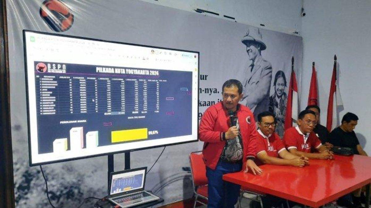 Ketua DPC PDI Perjuangan Kota Yogyakarta, Eko Suwanto menyampaikan paparan hasil realcount Pilkada Kota Yogyakarta 2024, Rabu (27/11/2024) di Kantor PDIP Jogja.