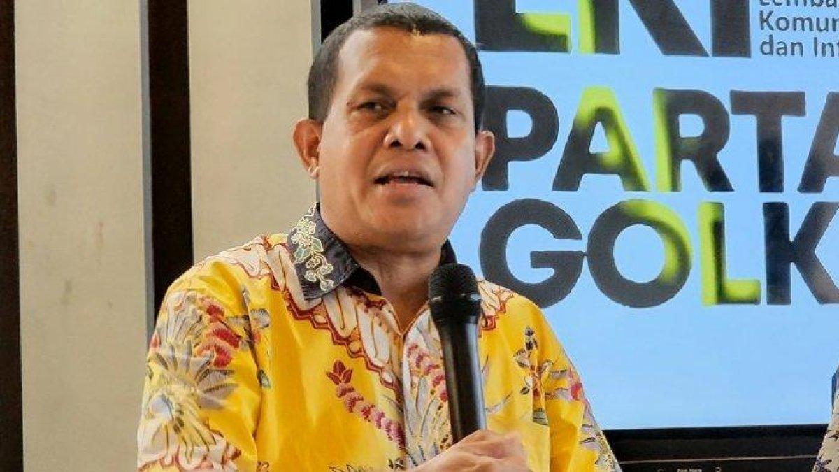 MELKIADES LAKA LENA - Ketua DPD I Partai Golkar NTT Emanuel Melkiades Laka Lena saat diskusi Lembaga Komunikasi dan Informasi (LKI) Partai Golkar bertajuk 'Peta Koalisi Pasca Kelahiran KIB', di Kebayoran Baru, Jakarta Selatan, Jumat (15/7/2022). Berikut profil Melkiades Laka Lena.