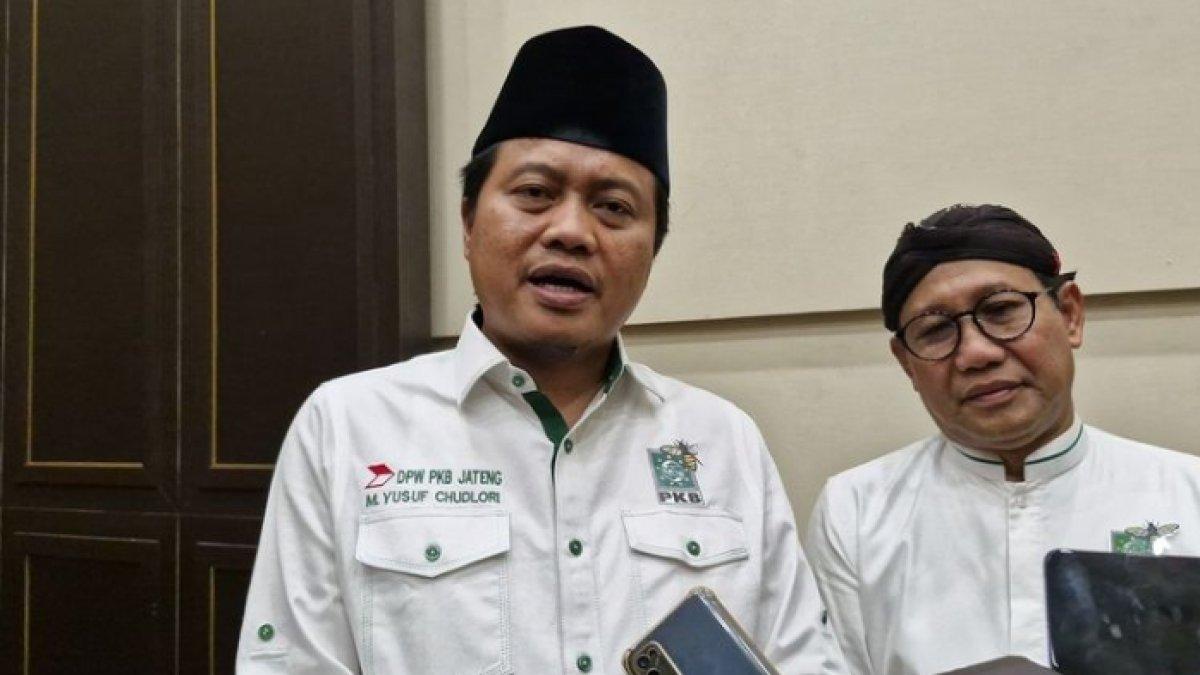 Ketua DPW PKB Jateng Muhammad Yusuf Chudlori (kiri)
