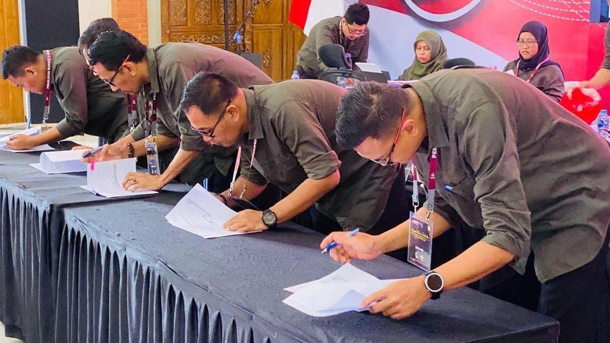 Ketua KPU Kabupaten Wonogiri menandantangani hasil rekapitulasi perolehan suara pilkada bupati dan wakil bupati Wonogiri serta pilgub Jateng, Rabu (4/12/2024).
