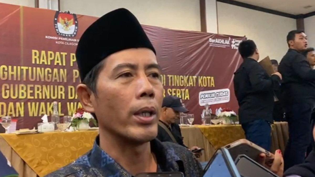 Ketua KPU Kota Cilegon Patchurohman mengumumkan perolehan suara hasil Pilkada Kota Cilegon 2024. Pasangan Robinsar-Fajar Hadi Prabowo ditetapkan sebagai pemenangnya.