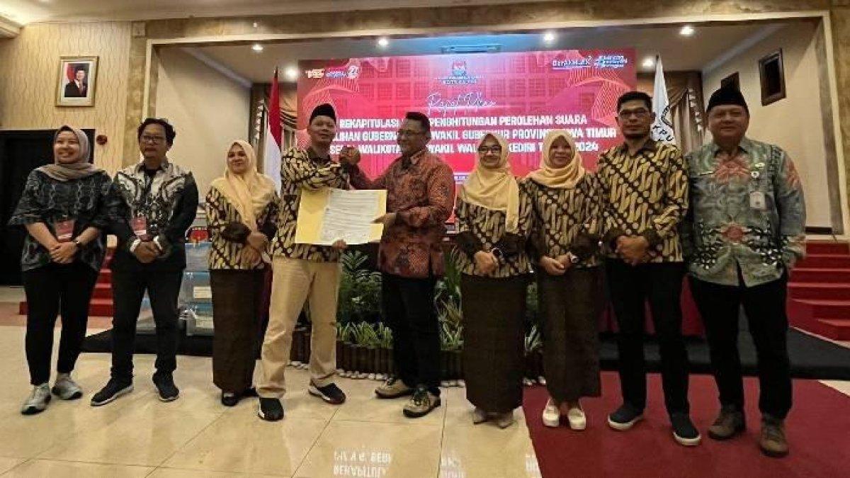 Ketua KPU Kota Kediri Reza Christian saat menghadiri acara pleno rekapitulasi suara Pilkada Kota Kediri yang diselenggarakan pada Selasa (3/12/2024) malam.