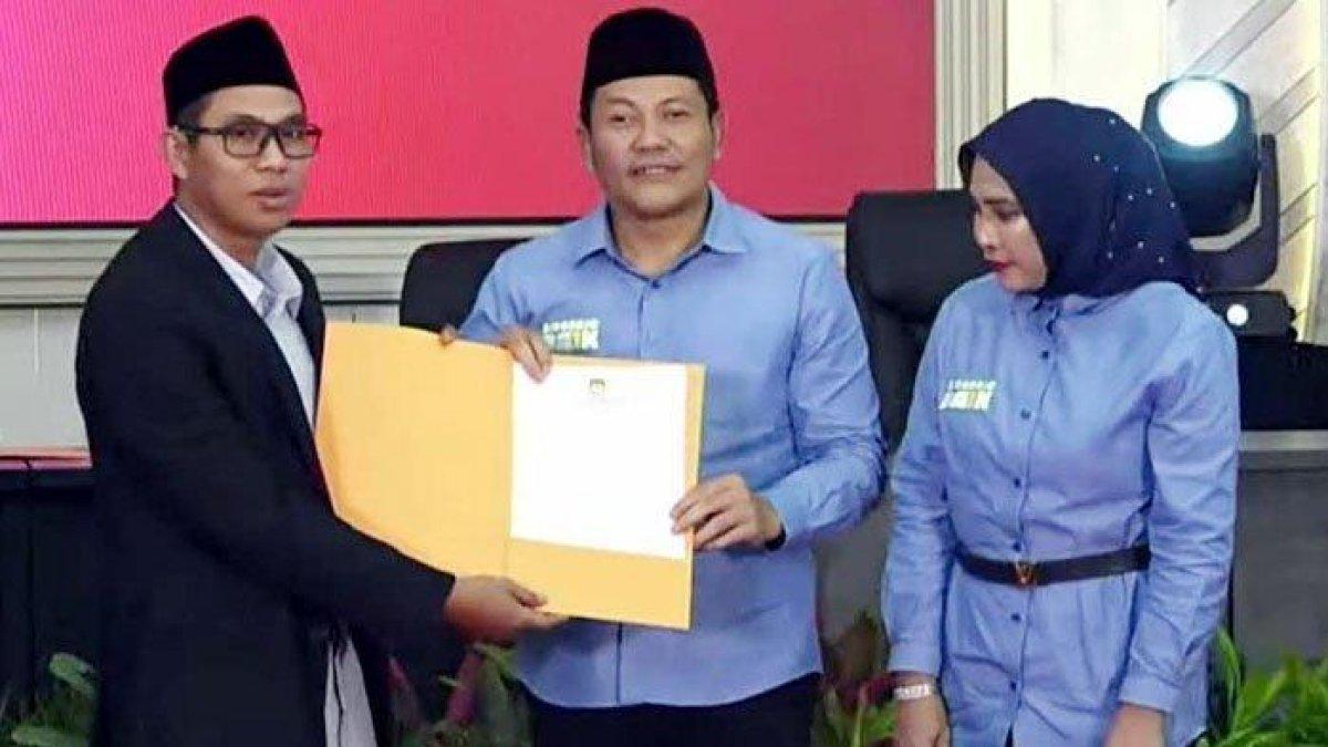 FOTO BUPATI SUBANDI - Ketua KPU Sidoarjo Fauzan Adim (paling kiri) saat menyerahkan surat penetapan kepada Bupati dan Wakil Bupati Sidoarjo terpilih, Subandi-Mimik Idayana, Kamis (9/1/2025). Subandi menjadi bupati terkaya.