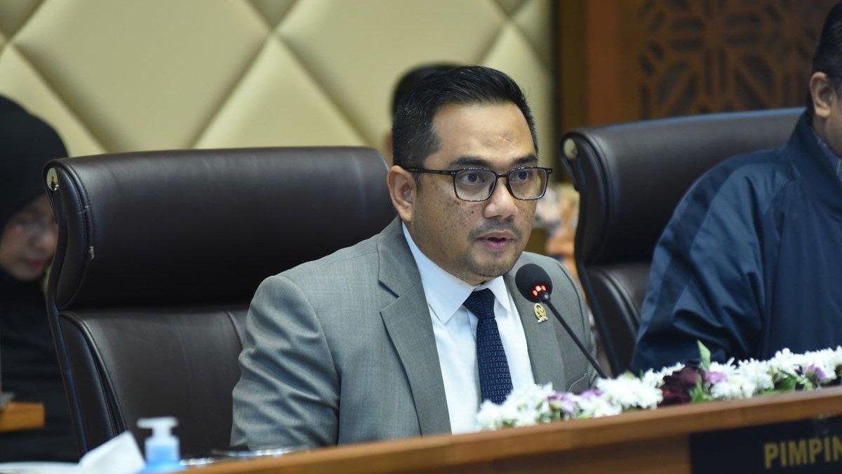 PELANTIKAN KEPALA DAERAH - Ketua Komisi II DPR RI Muhammad Rifqinizamy Karsayuda saat memimpin rapat kerja Komisi II DPR dengan Otorita IKN, di ruang rapat Komisi II DPR RI, Senayan, Jakarta, Rabu (30/10/2024). Rifqinizamy Karsayuda mengatakan pelantikan kepala daerah diundur karena MK bakal menyelesaikan seluruh perkara PHU Pilkada 2024.