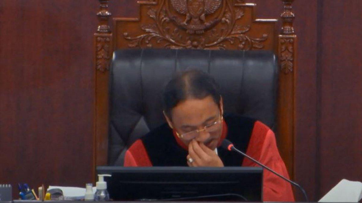 Ketua MK Suhartoyo tertawa