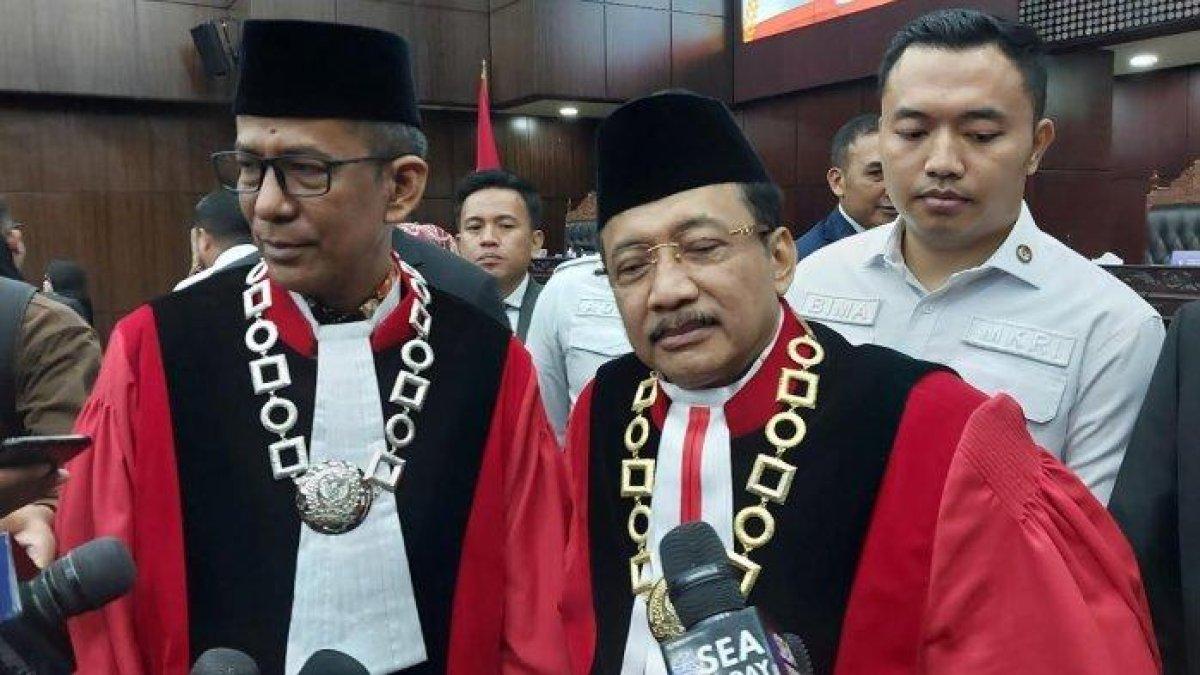 Ketua Mahkamah Konstitusi (MK) Suhartoyo (kanan) Ruang Sidang Pleno gedung MKRI, Jakarta Pusat, pada Senin (13/11/2023).