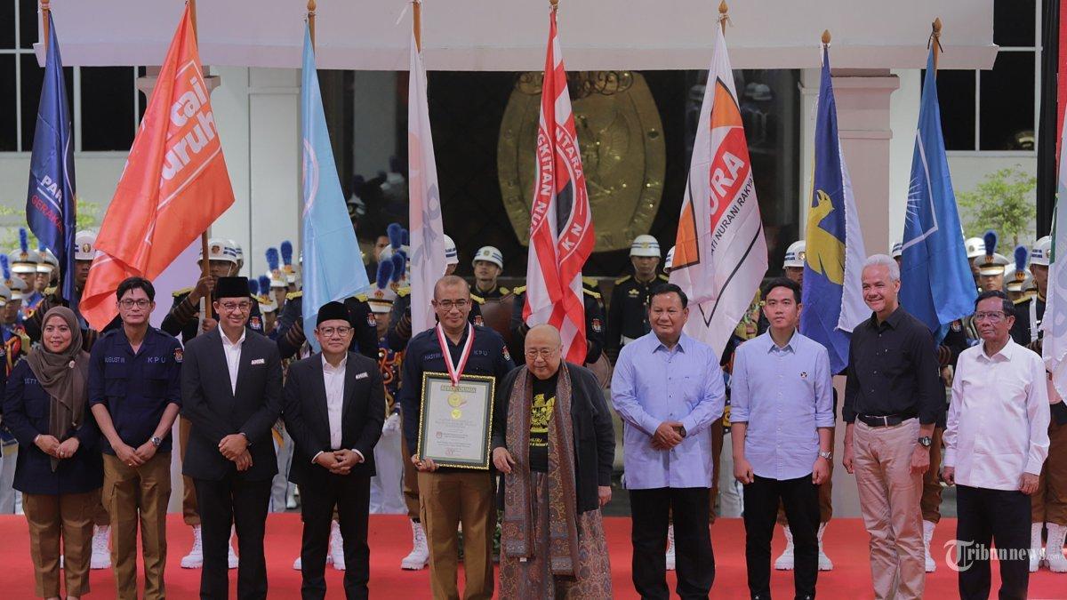 Ketua Museum Rekor Indonesia (MURI) Jaya Suprana berfoto bersama Ketua KPU Hasyim Asyari usai menyerahkan rekor MURI serta seluruh Pasangan calon Presiden dan Wakil Presiden Anies baswedan dan Muhaimin Iskandar, Prabowo Subianto dan Gibran Rakabuming Raka, dan pasangan Ganjar Pranowo dan Mahfud MD saat acara deklarasi kampanye pemilu damai yang diselenggarakan oleh Komisi Pemilihan Umum (KPU), di halaman gedung KPU, Jakarta Pusat, Senin (27/11/2023).
