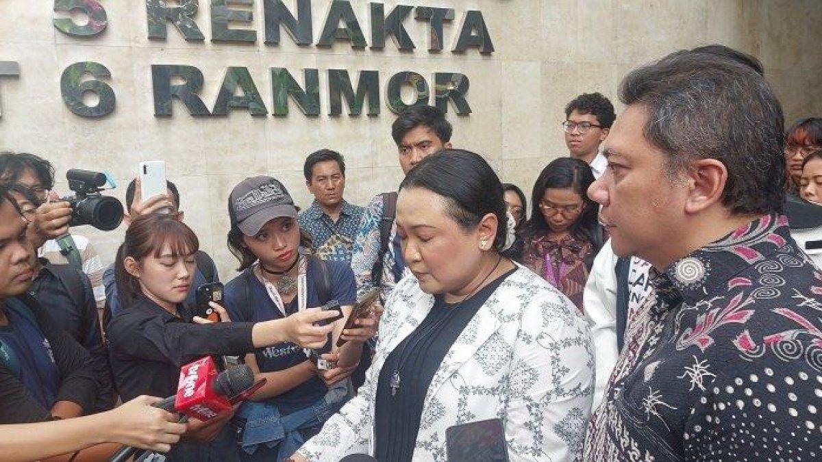 DEMO MAYDAY - Ketua Prodi Ilmu Filsafat Universitas Indonesia (UI) Ikhaputri Widiantini menyesalkan penetapan tersangka tehadap mahasiswa Filsafat UI Cho Yong Gi. Keterangan itu disampaikan di Polda Metro Jaya, Jakarta Selatan, Selasa (3/6/2025)