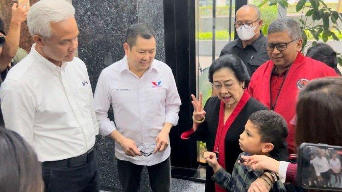Ketua Umum DPP PDI Perjuangan (PDIP) Megawati Soekarnoputri sempat diadang siswa kelas 2 SD saat hendak mengikuti rapat mingguan dengan Tim Pemenangan Nasional (TPN) Ganjar-Mahfud di Gedung High End, Jakarta, Rabu (3/1/2024).