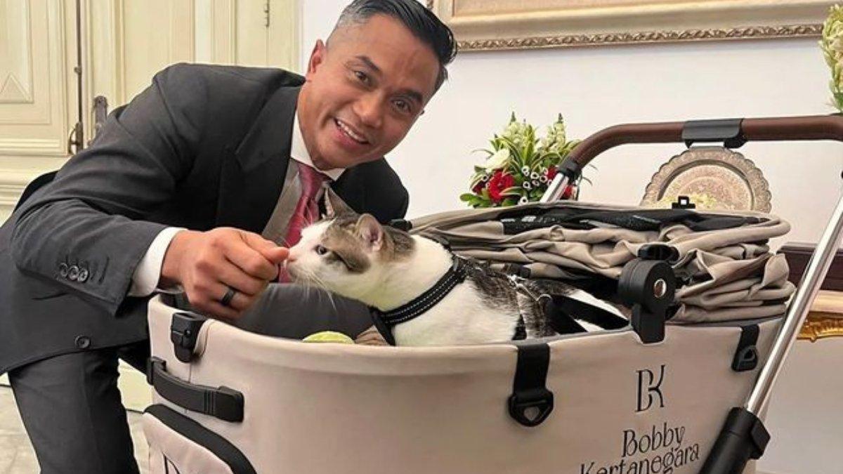 Ketua Umum Kadin Indonesia Anindya Bakrie saat berpose dengan Booby Kertanegara.