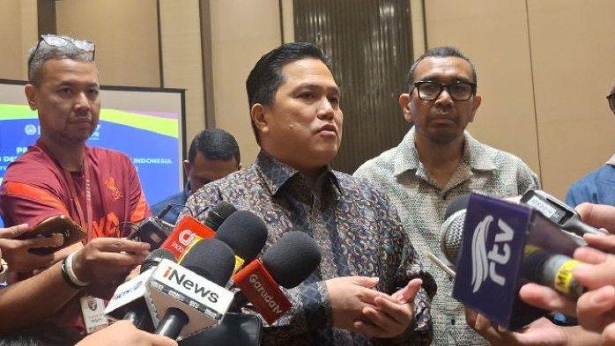CALON PEMAIN NATURALISASI - Ketua Umum PSSI, Erick Thohir saat diwawancarai terkait perkembangan sepakbola Indonesia usai acara kerja sama PSSI dengan Djarum Foundation di Menara Danareksa, Jakarta., Selasa (29/4/2025).