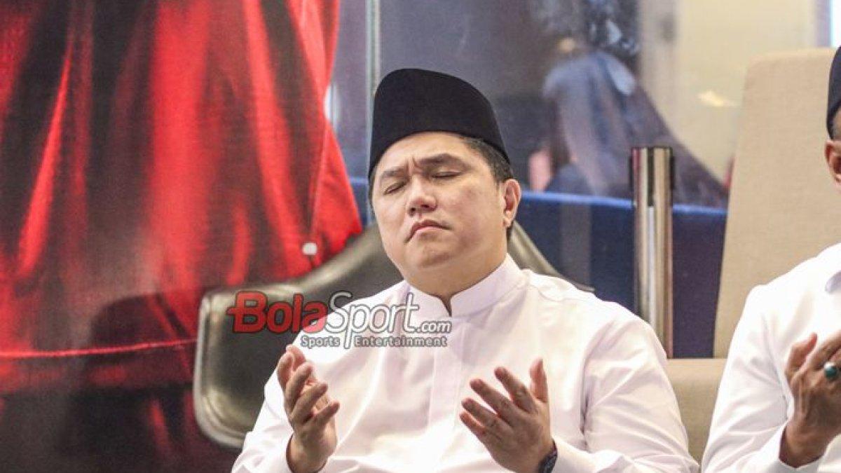 KETUM PSSI - Ketua Umum PSSI, Erick Thohir, sedang memanjatkan doa dalam acara doa bersama untuk timnas Indonesia di Kawasan Luar Stadion Utama Gelora Bung Karno, Senayan, Jakarta, Jumat (23/2/2025).