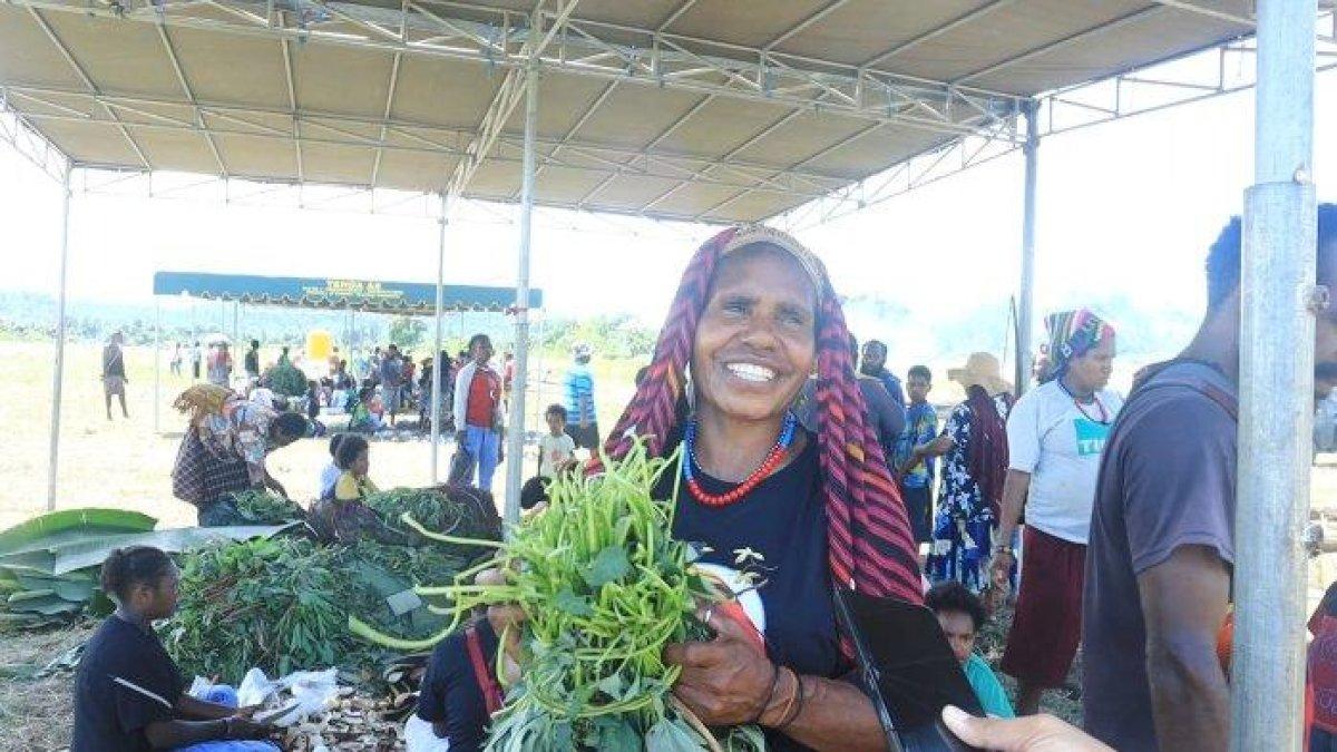 LAPANGAN KERJA NABIRE - Ketua kelompok noken usaha anyaman di pasar mama-mama Papua, Kabupaten Nabire, Wendisena Telenggen.