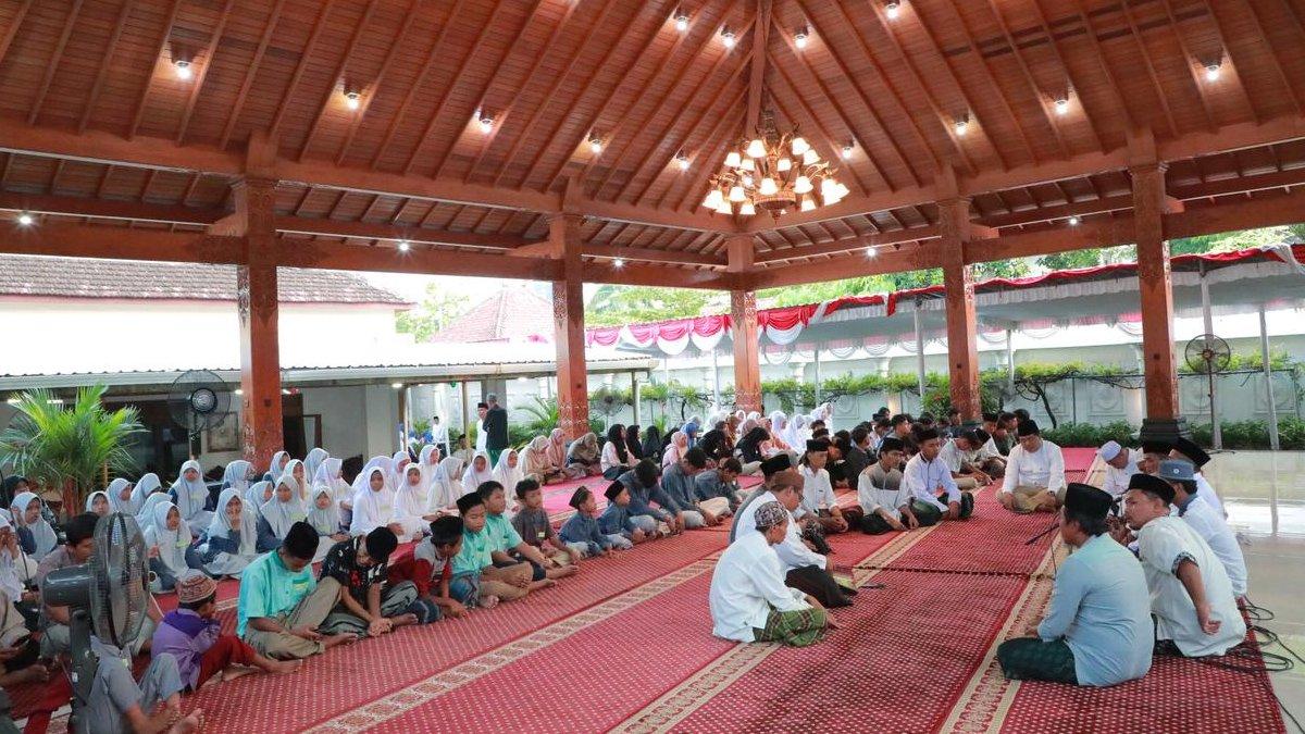 INFO KLATEN - Pada hafiz lakukan khataman Alquran dalam rangka tasyakuran Bupati Klaten Hamenang Wajar Ismoyo tempati rumah dinasnya, pada Rabu (5/3/2025).